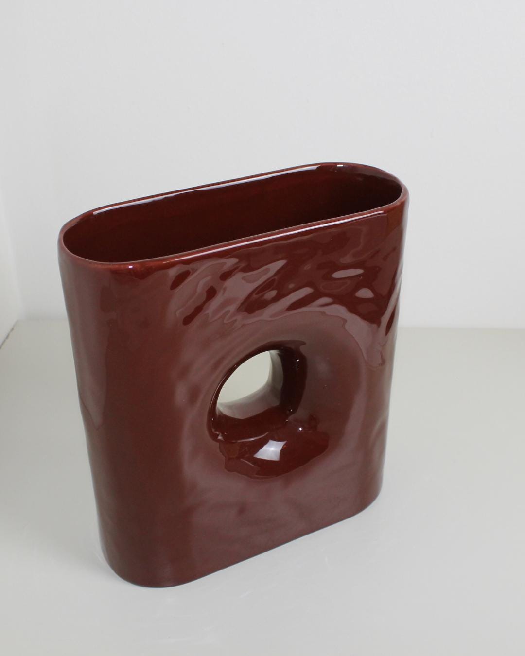 Post-Modern Window Vase in Oxblood Glaze – Geometric Rectangular Ceramic, c.1990s, 22 cm - The Estate