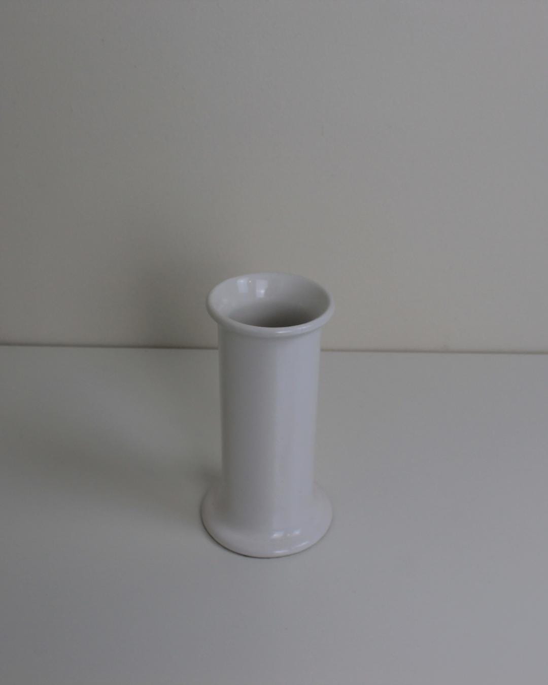Minimalist White Ceramic Bud Vase – Cylindrical Modernist Style, 17cm - The Estate