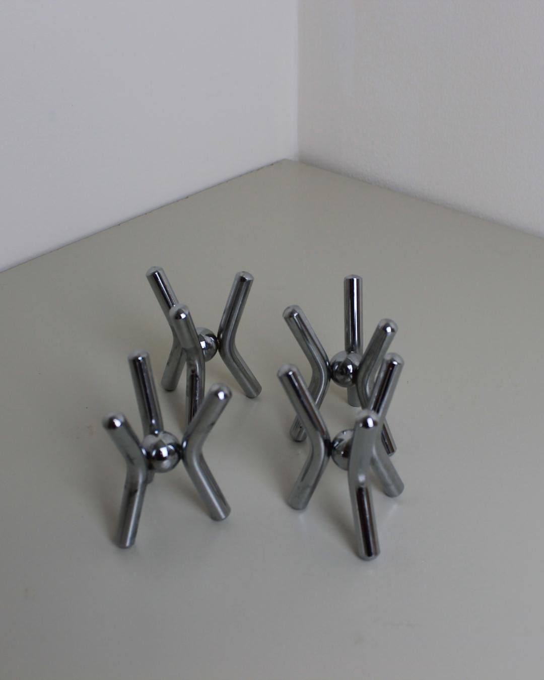 Postmodern Chrome Spiral Trivet & Coaster Set (15pcs) with Holders – 1980s Style - The Estate