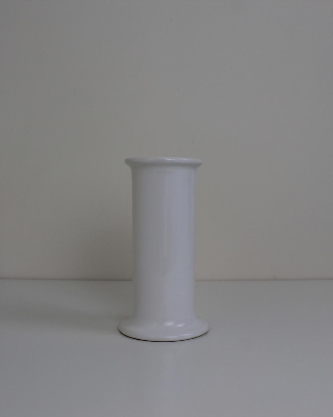 Minimalist White Ceramic Bud Vase – Cylindrical Modernist Style, 17cm - The Estate