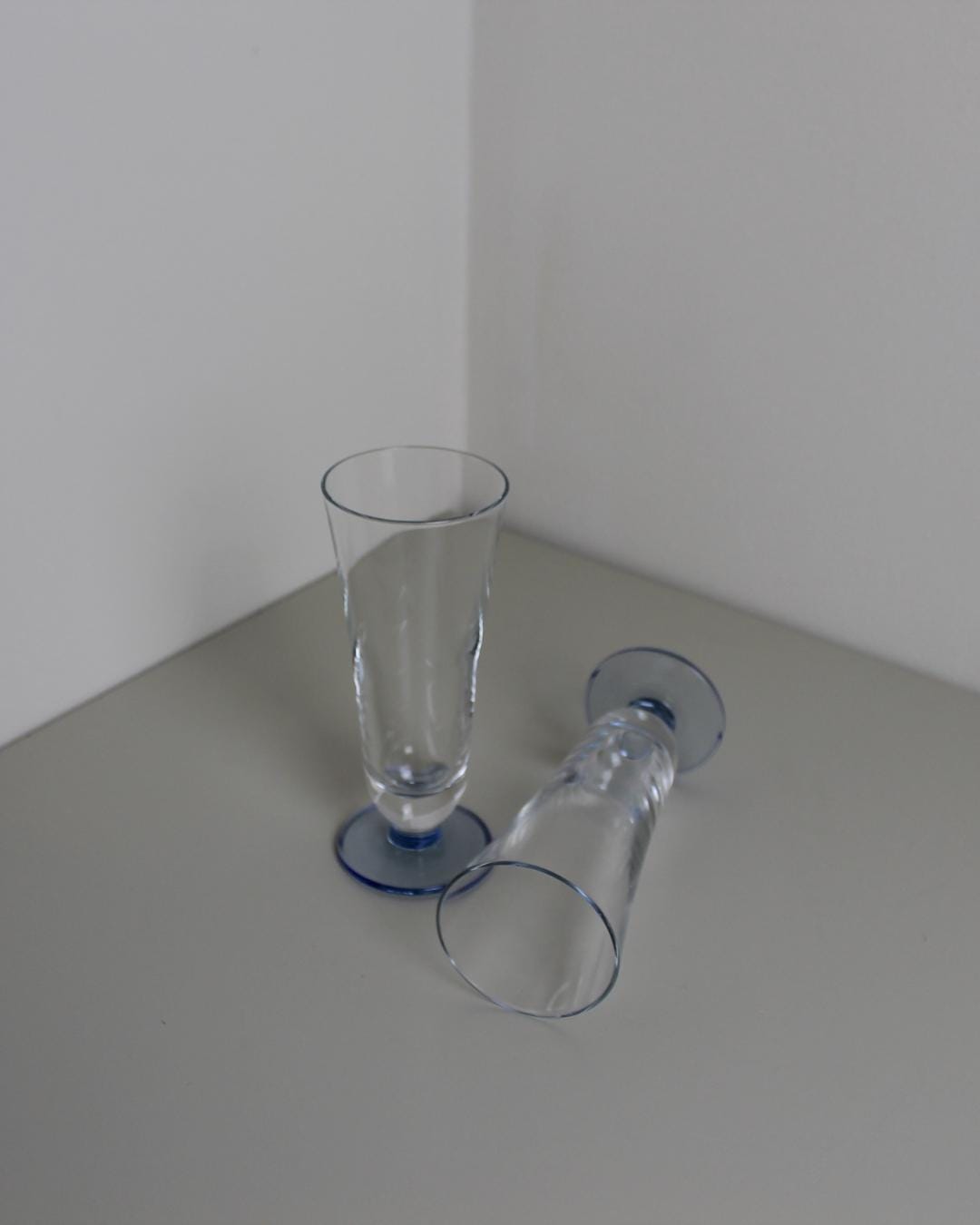 Blue-Footed Pilsner / Cocktail Glasses – Minimal Clear Pair, 2000s, 16 cm - The Estate