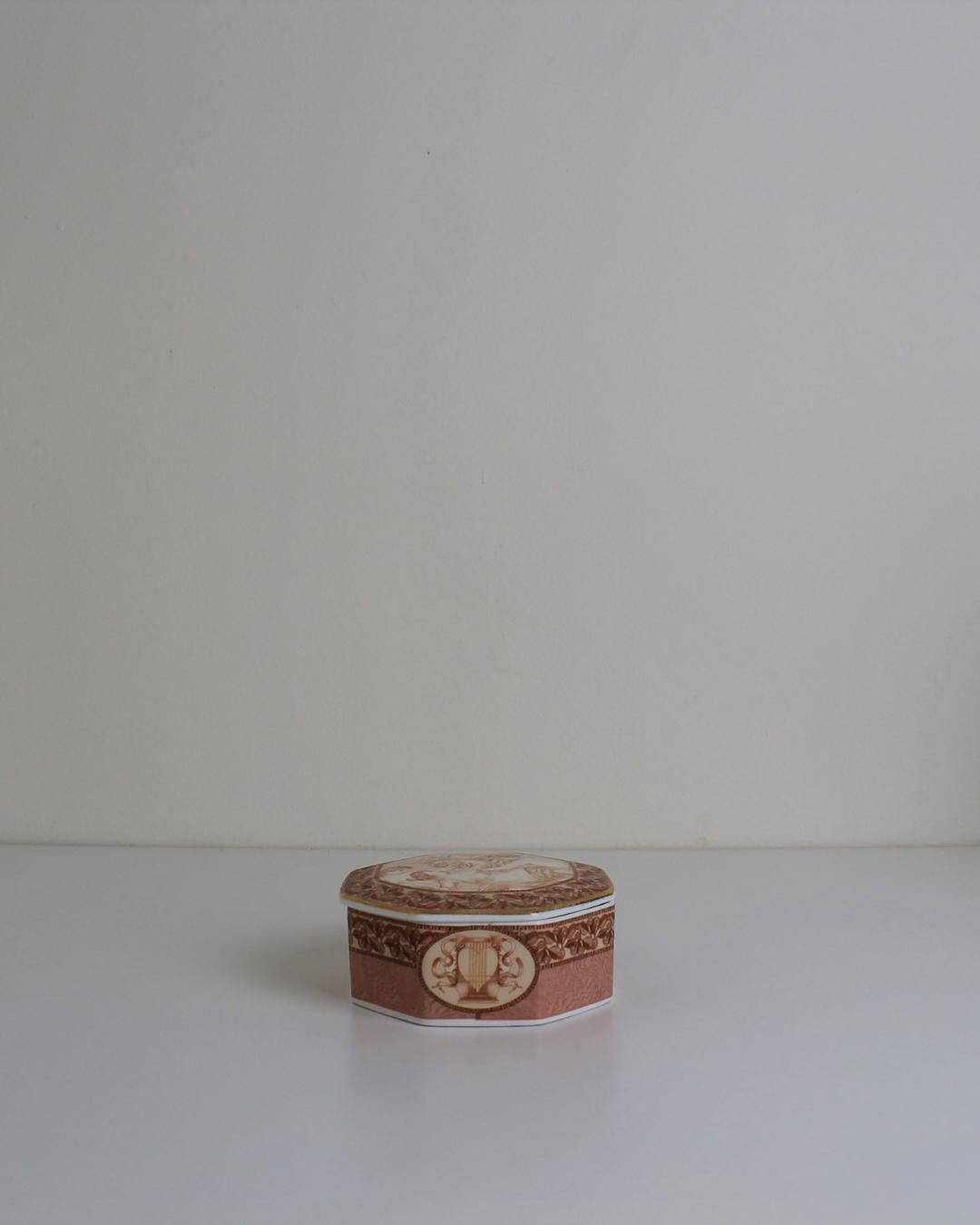 Wedgwood &quot;Venus&quot; Octagonal Lidded Trinket Box – Neoclassical Bone China - The Estate