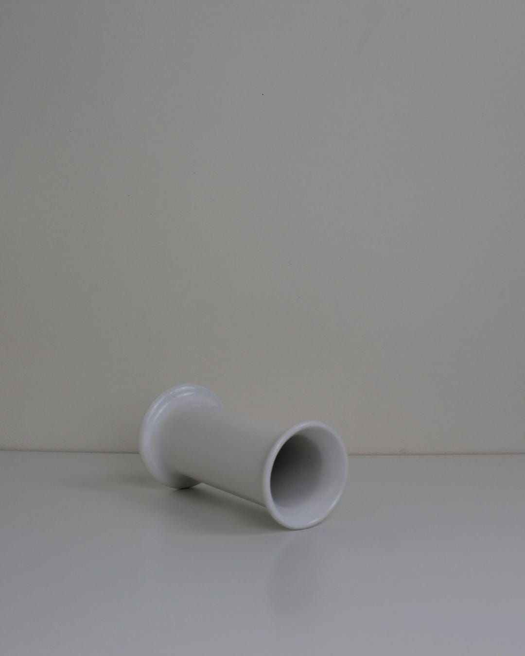 Minimalist White Ceramic Bud Vase – Cylindrical Modernist Style, 17cm - The Estate