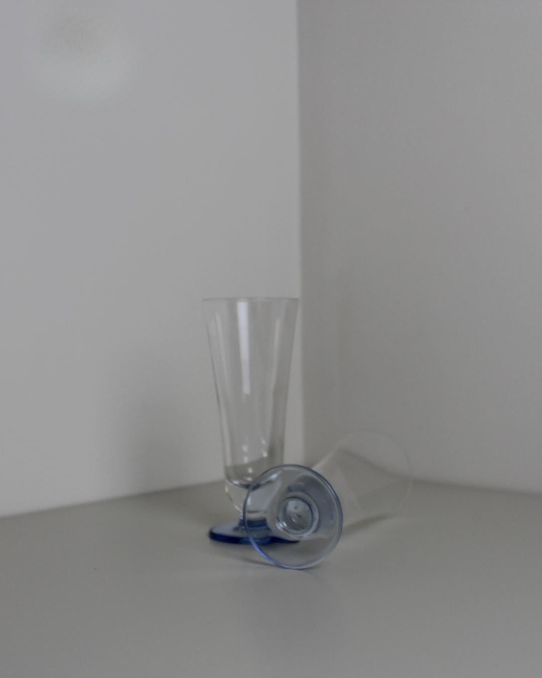 Blue-Footed Pilsner / Cocktail Glasses – Minimal Clear Pair, 2000s, 16 cm - The Estate