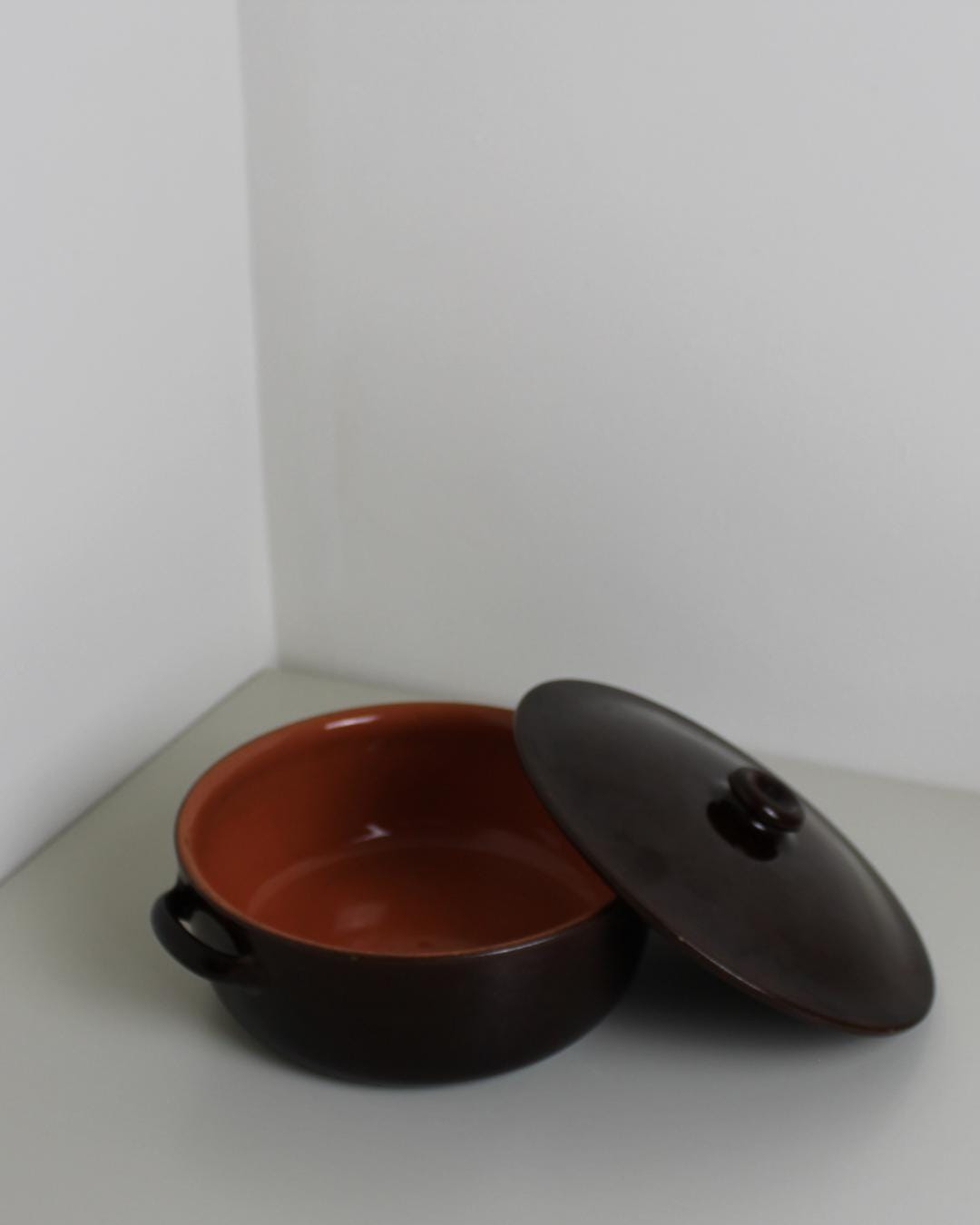 Vintage Brown Stoneware Casserole Dish – Low 25 cm Lidded Dutch Oven, 1970s Terracotta Interior Oven - The Estate