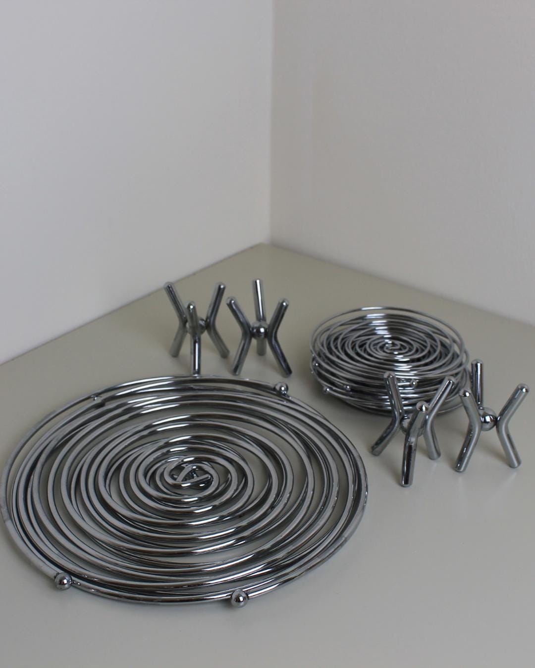 Postmodern Chrome Spiral Trivet & Coaster Set (15pcs) with Holders – 1980s Style - The Estate