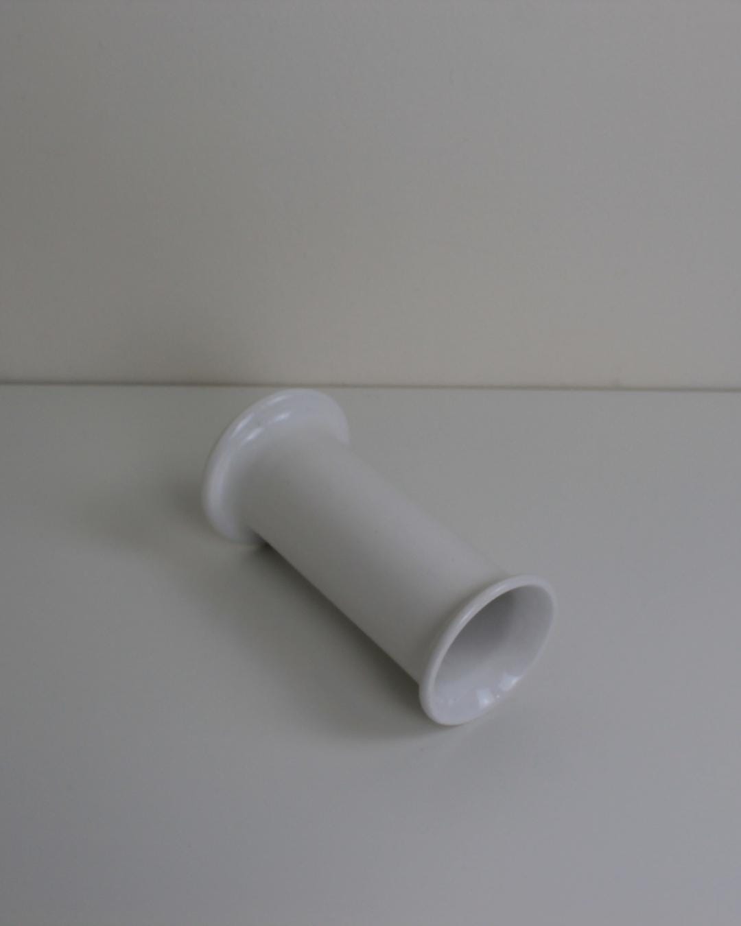 Minimalist White Ceramic Bud Vase – Cylindrical Modernist Style, 17cm - The Estate