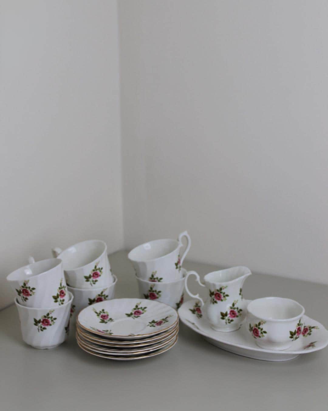 Staffordshire “Delfont” Fine Bone China Tea Set – 15-Piece Vintage Rose Trio Service, England - The Estate