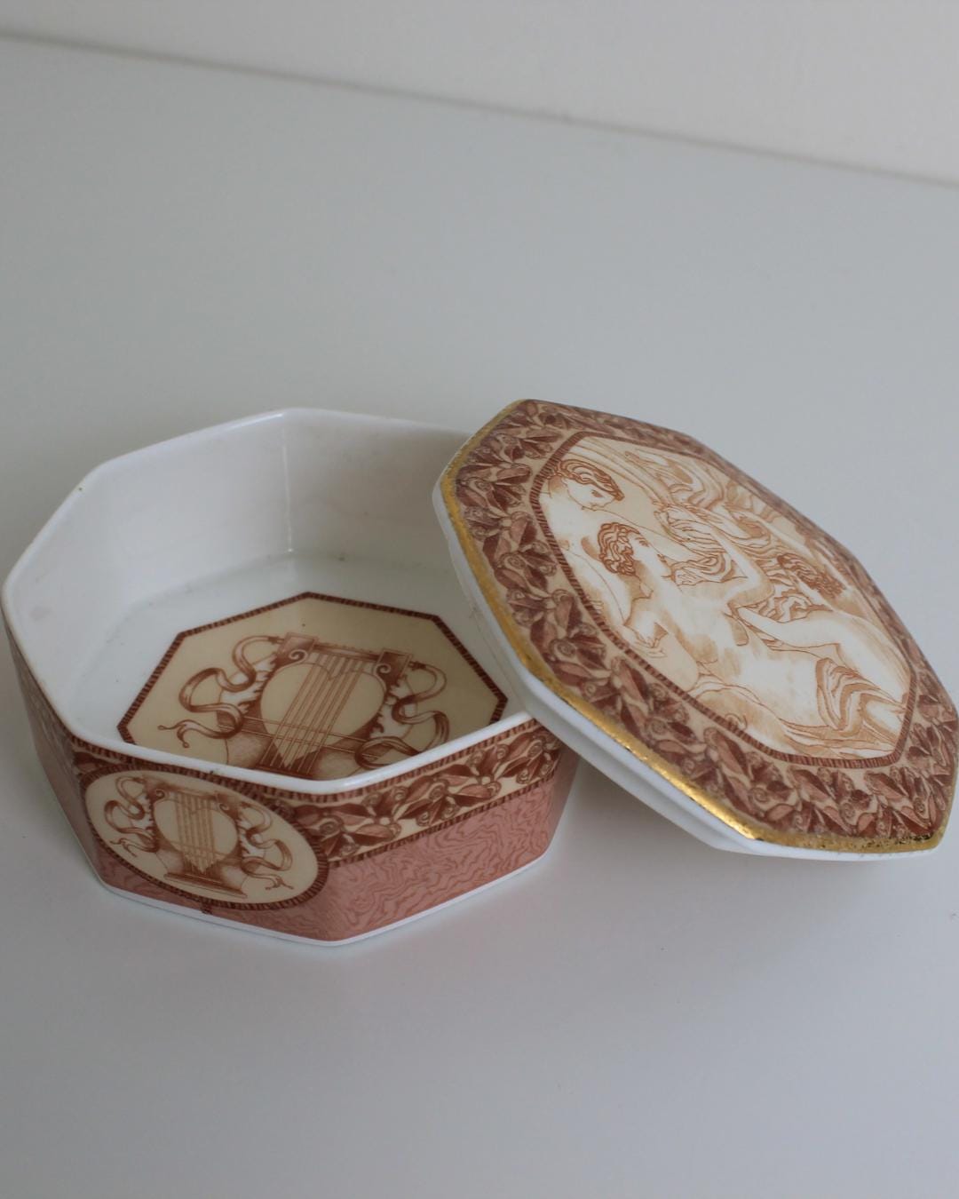 Wedgwood &quot;Venus&quot; Octagonal Lidded Trinket Box – Neoclassical Bone China - The Estate