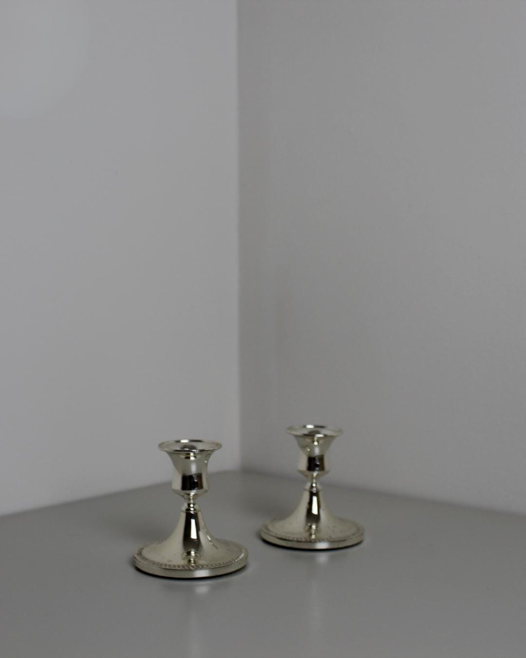 Silver-Plated Mini Beaded Candlesticks – Pair, 1970s Neo-Georgian, 8 cm - The Estate