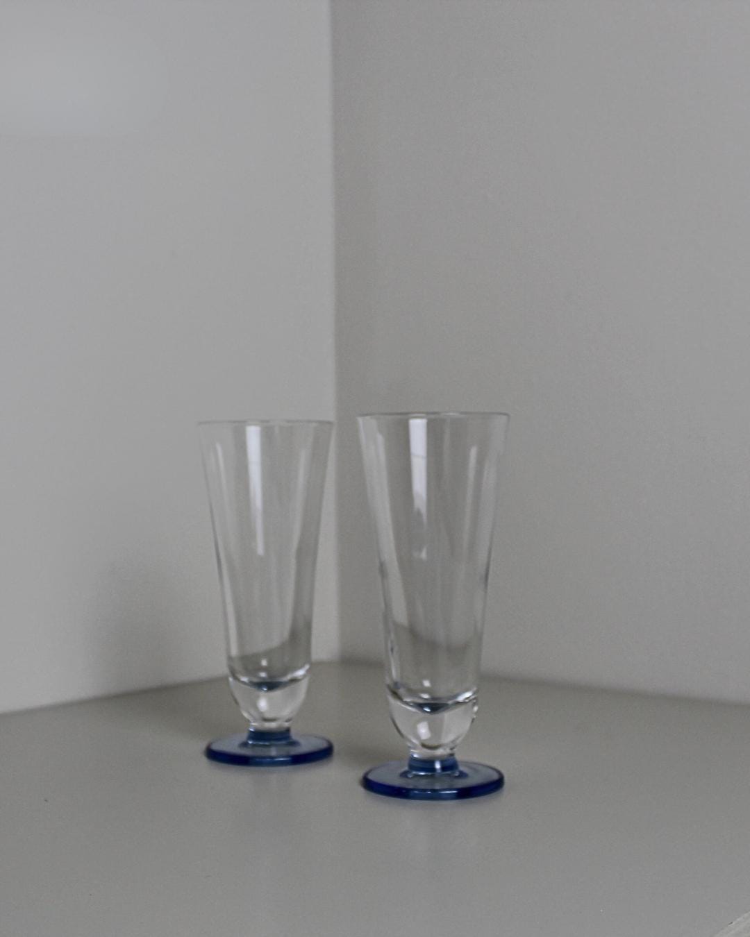 Blue-Footed Pilsner / Cocktail Glasses – Minimal Clear Pair, 2000s, 16 cm - The Estate