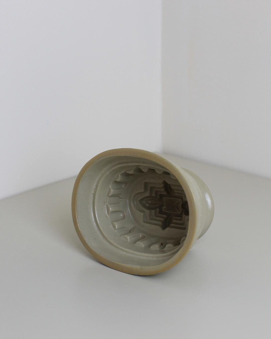 Vintage Ceramic Jelly Mould – Footed Stoneware with Embossed Interior (British, 1930s–50s) - The Estate