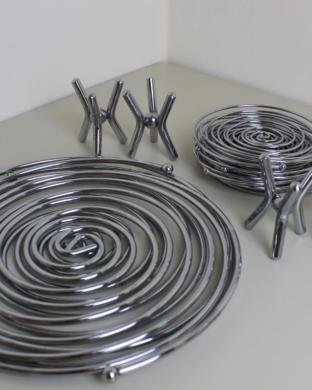 Postmodern Chrome Spiral Trivet & Coaster Set (15pcs) with Holders – 1980s Style - The Estate