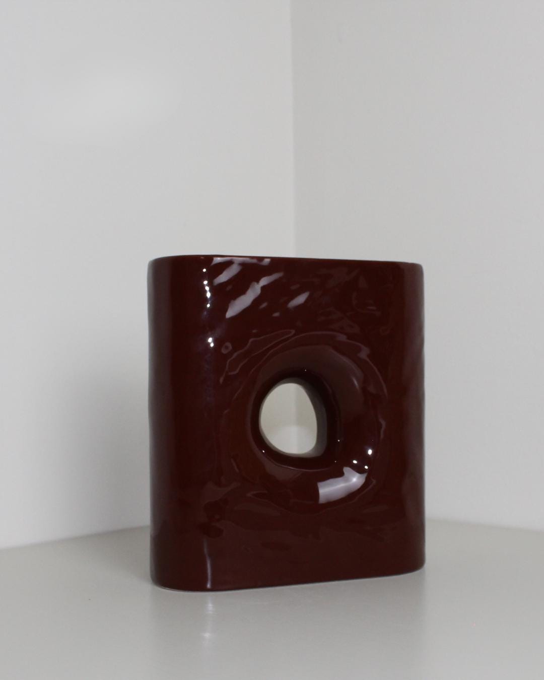 Post-Modern Window Vase in Oxblood Glaze – Geometric Rectangular Ceramic, c.1990s, 22 cm - The Estate