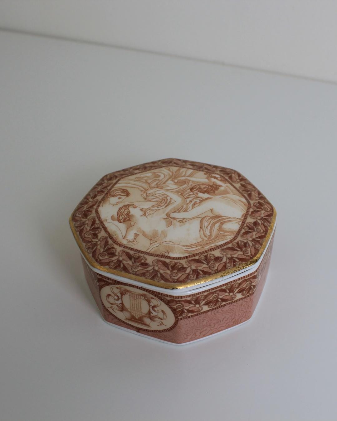 Wedgwood &quot;Venus&quot; Octagonal Lidded Trinket Box – Neoclassical Bone China - The Estate