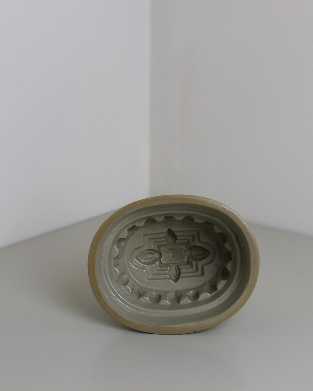 Vintage Ceramic Jelly Mould – Footed Stoneware with Embossed Interior (British, 1930s–50s) - The Estate