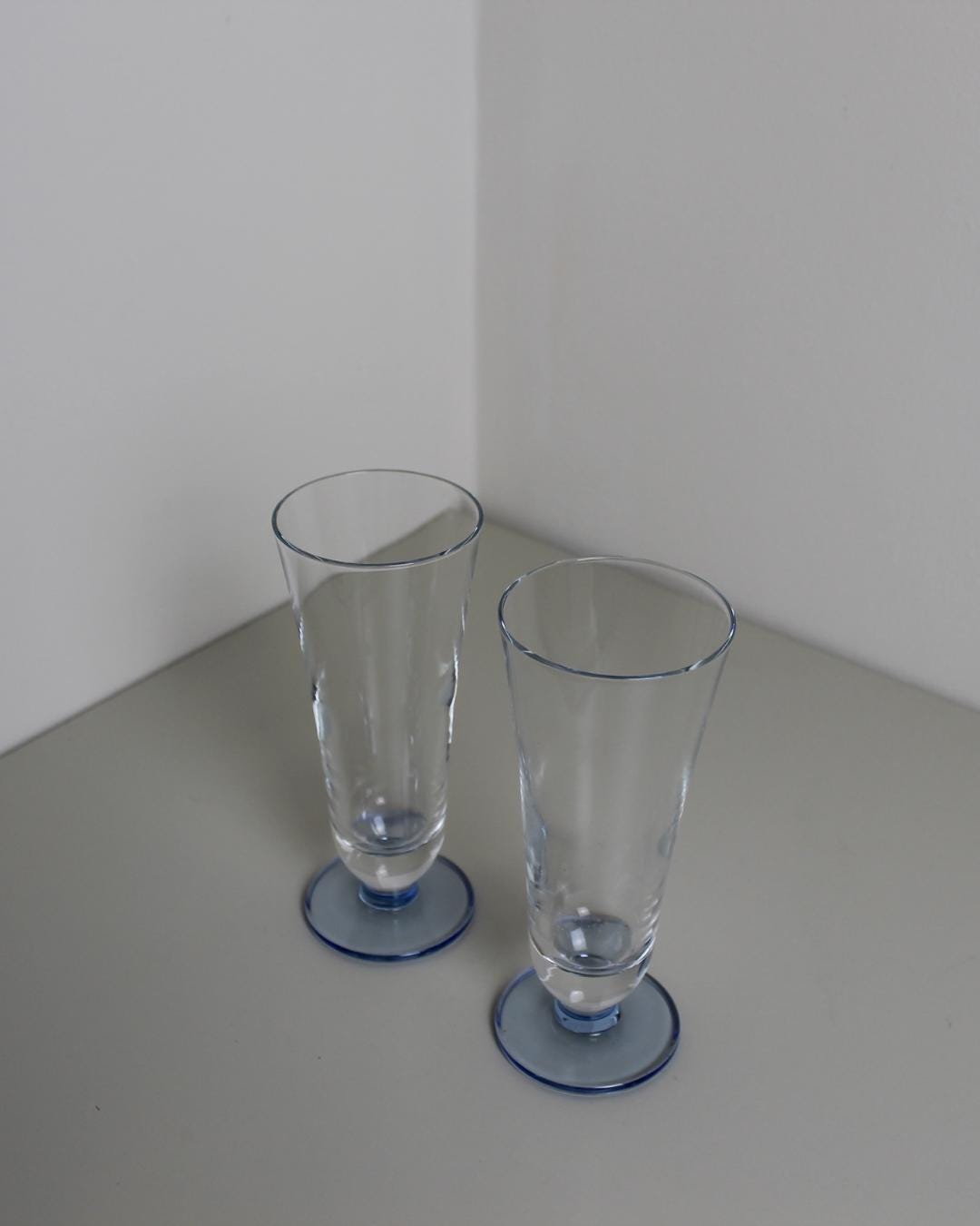 Blue-Footed Pilsner / Cocktail Glasses – Minimal Clear Pair, 2000s, 16 cm - The Estate