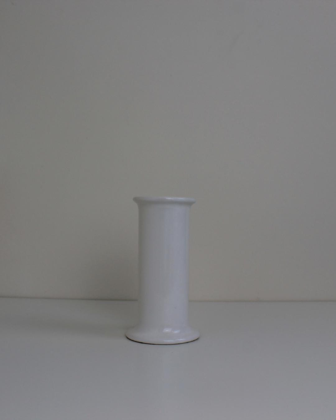 Minimalist White Ceramic Bud Vase – Cylindrical Modernist Style, 17cm - The Estate