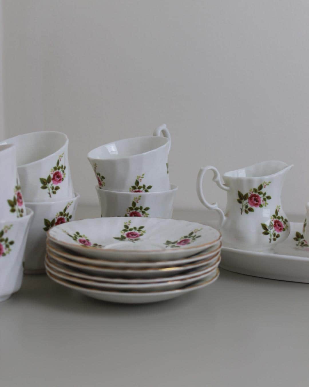 Staffordshire “Delfont” Fine Bone China Tea Set – 15-Piece Vintage Rose Trio Service, England - The Estate