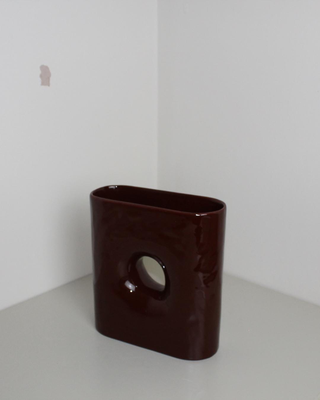Post-Modern Window Vase in Oxblood Glaze – Geometric Rectangular Ceramic, c.1990s, 22 cm - The Estate